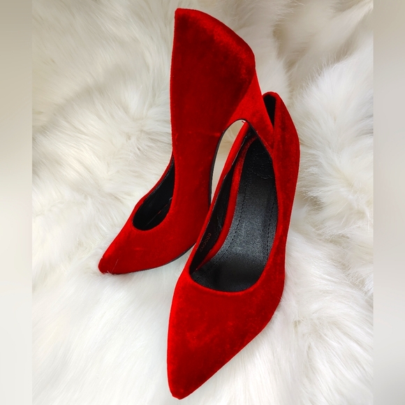 Red Velvet Heels with Optional Bows - Picture 4 of 12